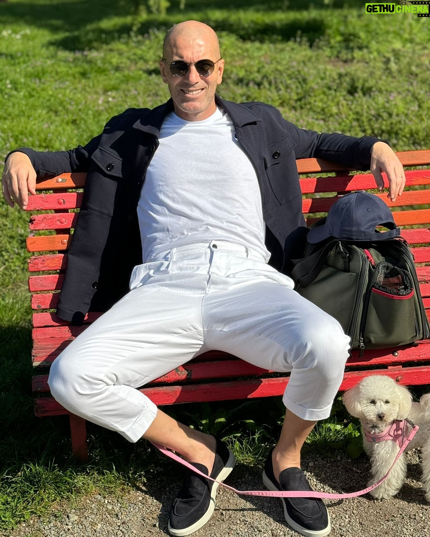 Zinédine Zidane - 1.1 Million Likes -