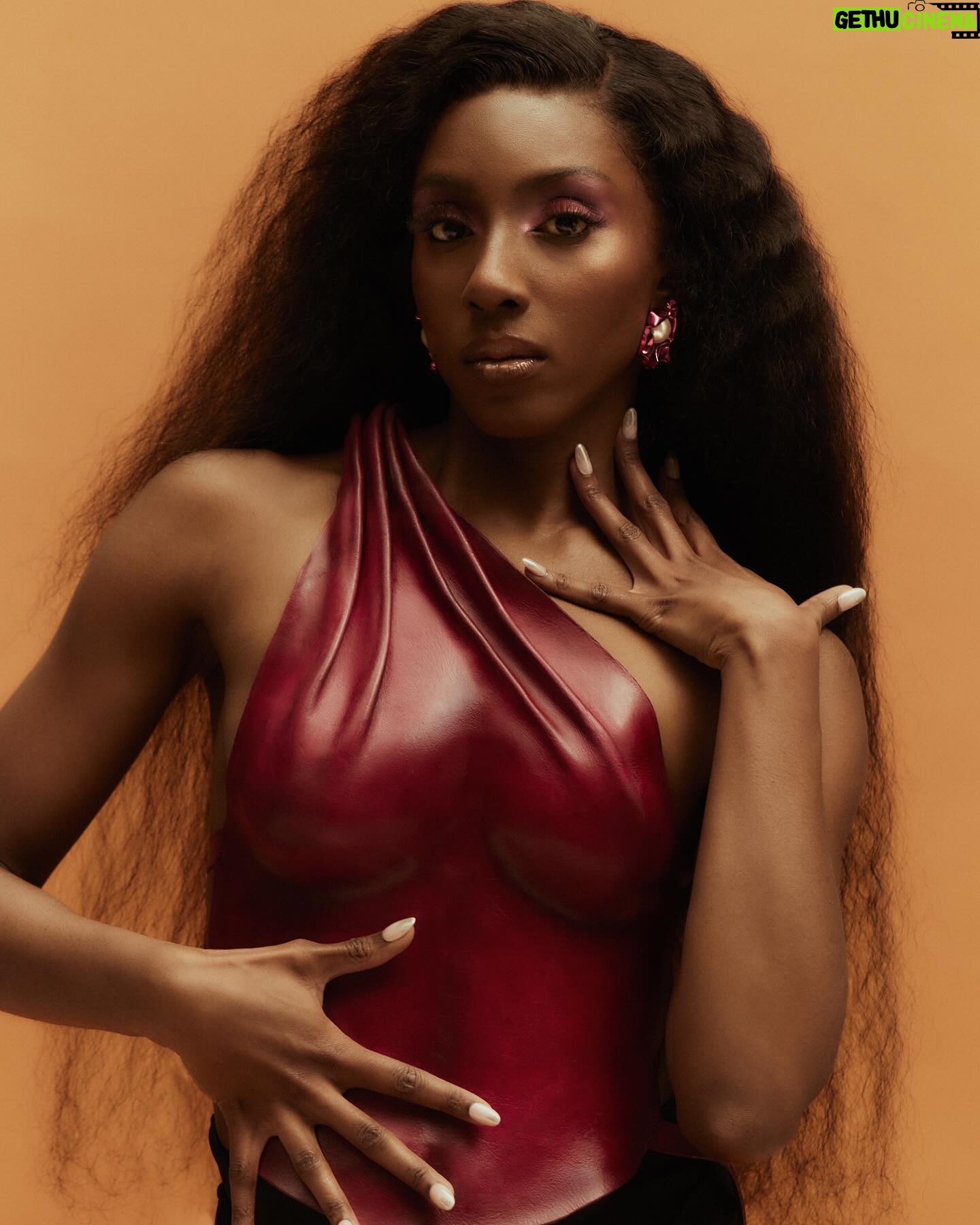 Ziwe Fumudoh - 38.6K Likes - @tidalmag
Photography
@myrthegiesbers, @silvertooth.co
Stylist
@tiffanistyles
Hair
@jadisjolie
Makeup
@n.colebueno
Manicurist
@Nails_byely
Words
Jaelani Turner-Williams
Producer
@jessicamhodgson
Entertainment Director
@muzam_agha