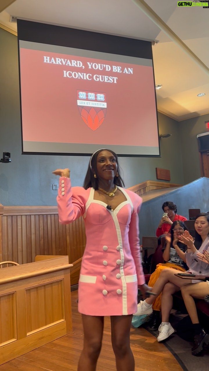 Ziwe Fumudoh - 112.3K Likes - had such an iconic time giving a guest lecture at @harvardlaw !
📸: _emutiye