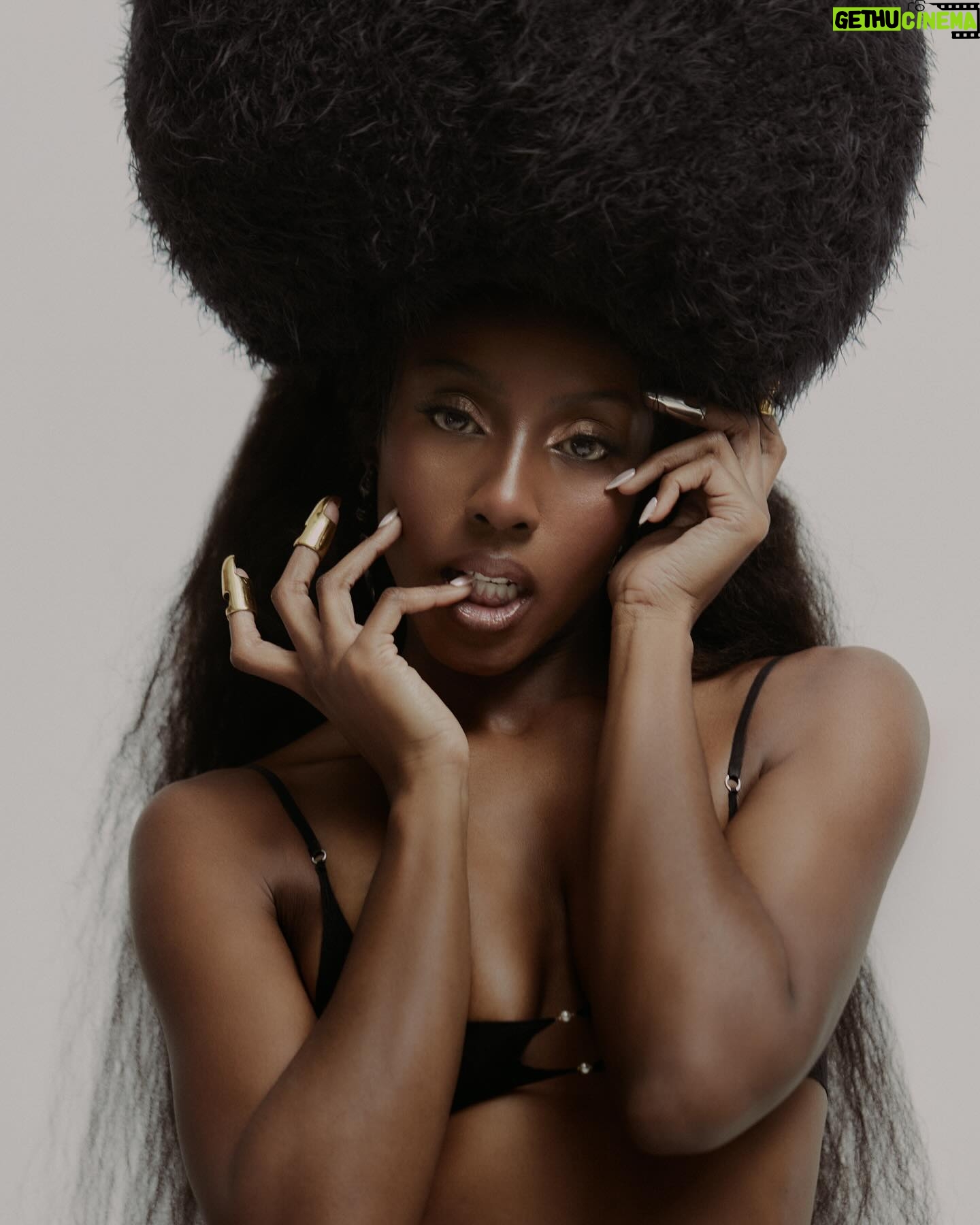 Ziwe Fumudoh - 38.6K Likes - @tidalmag
Photography
@myrthegiesbers, @silvertooth.co
Stylist
@tiffanistyles
Hair
@jadisjolie
Makeup
@n.colebueno
Manicurist
@Nails_byely
Words
Jaelani Turner-Williams
Producer
@jessicamhodgson
Entertainment Director
@muzam_agha