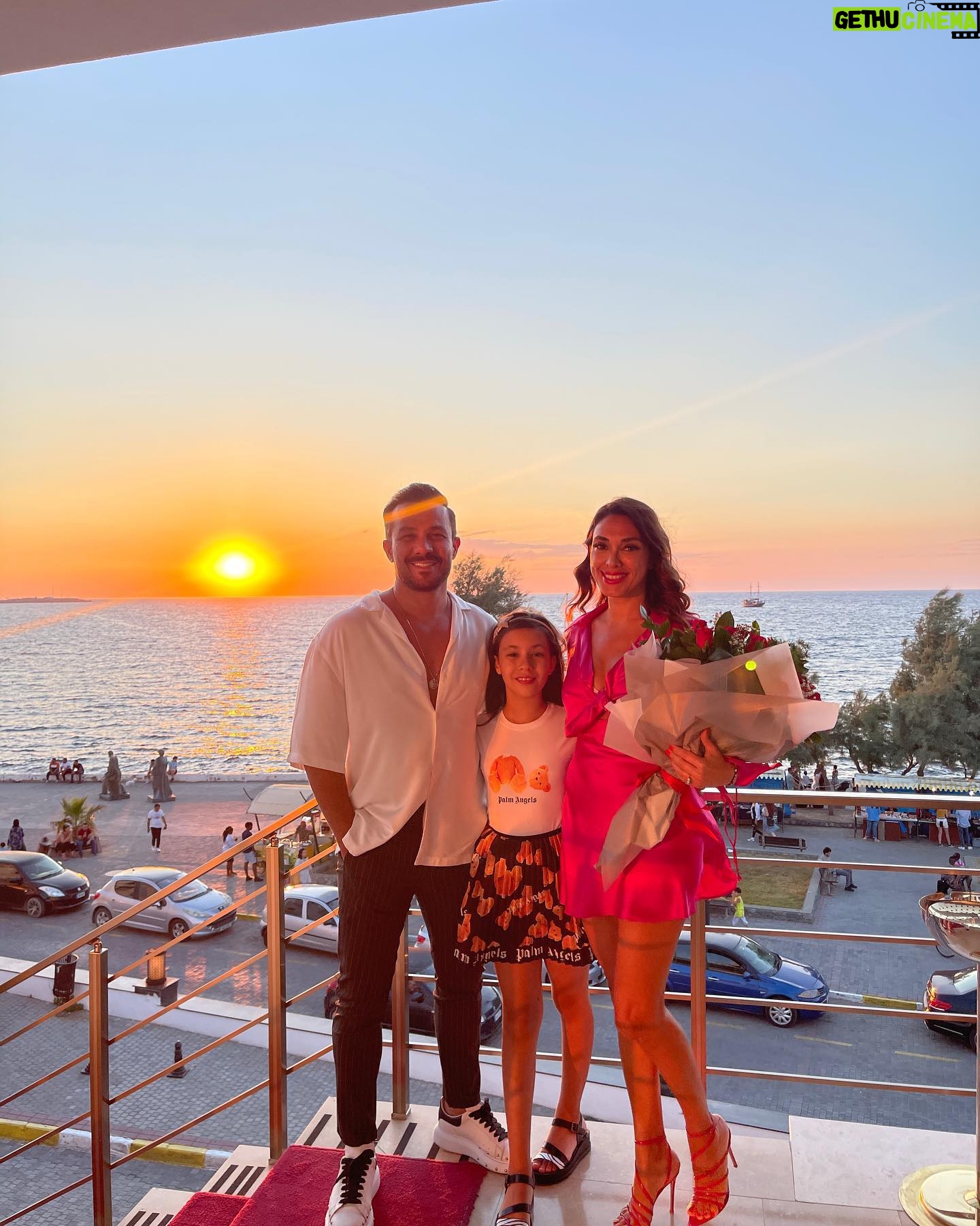 Zuhal Topal Instagram - İyi ki evet demişim sana ve hayatıma kattıklarına🙏14.Yılımız Kutlu Olsun aşkım ❤️🧿