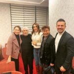Zuhal Topal Instagram - Dün gece canım hocamın 70.Sanat Yıldönümünü kutladık🧿Ne desem,duygularımı nasıl anlatsam bilemiyorum..Bu ülkeye kattıkların,sanatçılığın,eğitimciliğin bir yana;benim ikinci babam oldun,nikah şahidim oldun,üzerimde emeğin çok ne kadar teşekkür etsem az,ne söylesem yetersiz kalır.Ne mutlu bana senin gibi kıymetli bir insanı tanıdım,öğrencin oldum,önce iyi bir insan olmayı öğrettin bize,sevmeyi,saymayı,paylaşmayı..bugün birşeyleri başarabildiysem senin sayende..yoruldum artık dedin dün gece ama biz bu jübileyi kabul etmedik 😉Seni çok seviyorum hocam ❤️İyi ki varsın..Allah seni başımızdan eksik etmesin 🙏