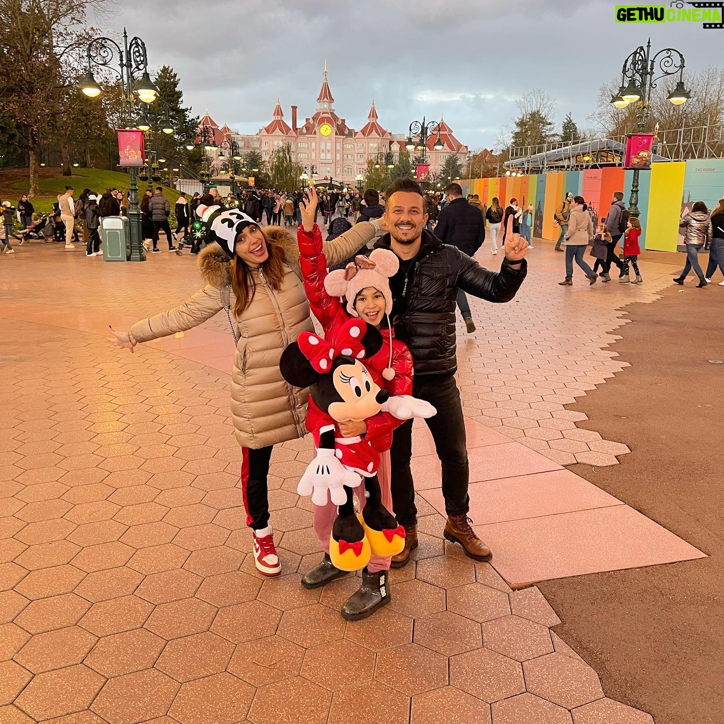 Zuhal Topal Instagram - Bugün hem kendi çocuklarımız,hem içimizde ki çocukların günü🧿🥰👻 #disneyland #paris