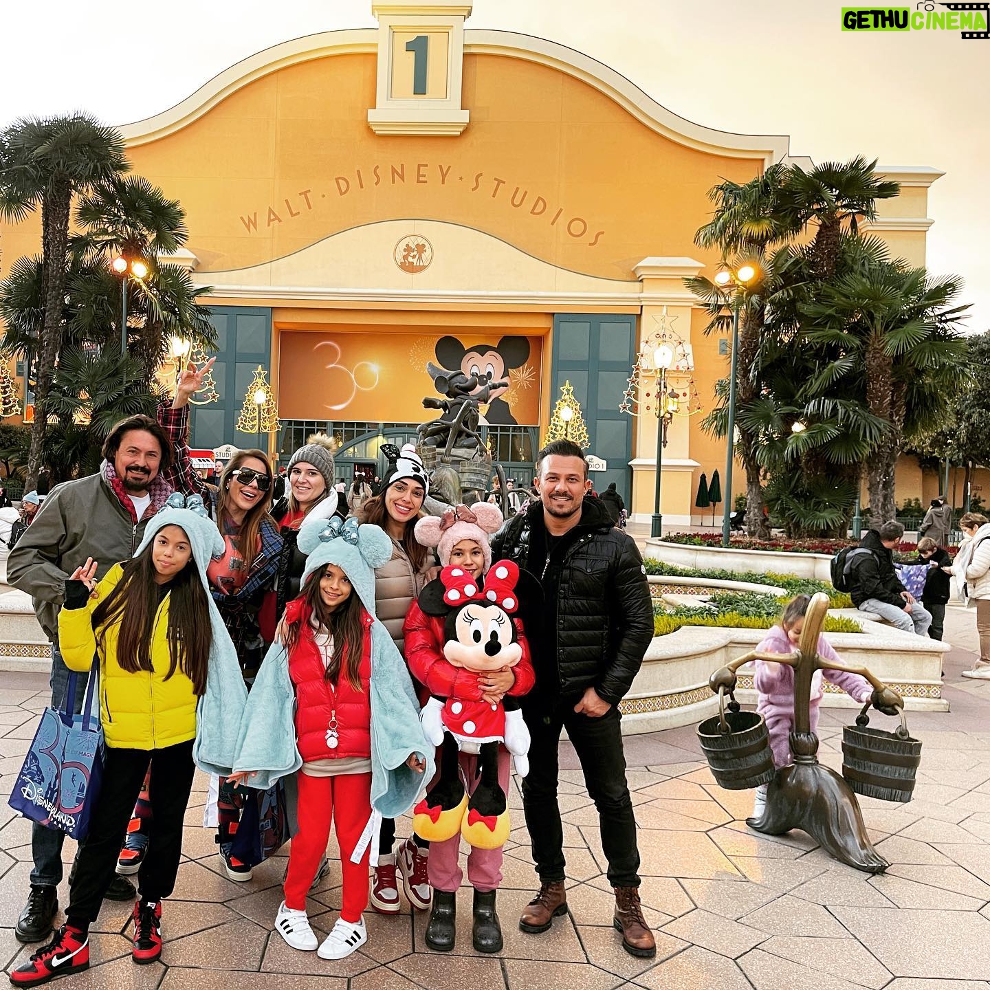 Zuhal Topal Instagram - Bugün hem kendi çocuklarımız,hem içimizde ki çocukların günü🧿🥰👻 #disneyland #paris