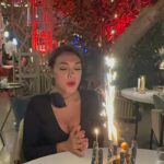 Zuhal Topal Instagram - Hadi bakalım hoşgeldin yeni yaşım…😍Yeni heyecanlarım, yeni telaşlarım, yeni anılarım, yaşanmışlıklarım, yeni doğrularım, yanlışlarım, hep koruduğum en iyi yanım içimdeki çocuğum, yaramazlıklarım, yeni başarılarım, yeni hüzünlerim, mutluluklarım hoş gelin.🙏 Hepsini sevgiyle kucaklıyorum ve hepinize güzel dilekleriniz için çok teşekkür ediyorum iyi ki varsınız sizlerle;sevgili eşimle,ailemle yaş almak ne kadar güzel o kadar şanslı hissediyorum ki 👻iyi ki doğmuşum 🧿❤️
