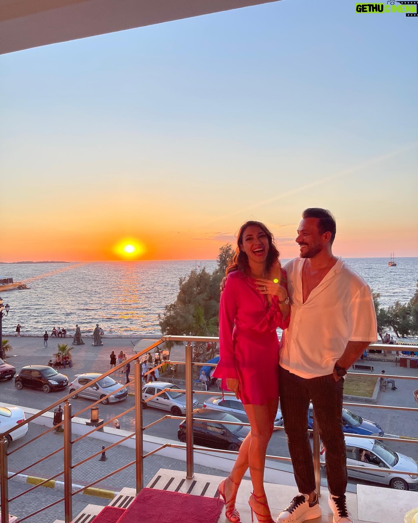 Zuhal Topal Instagram - İyi ki evet demişim sana ve hayatıma kattıklarına🙏14.Yılımız Kutlu Olsun aşkım ❤️🧿