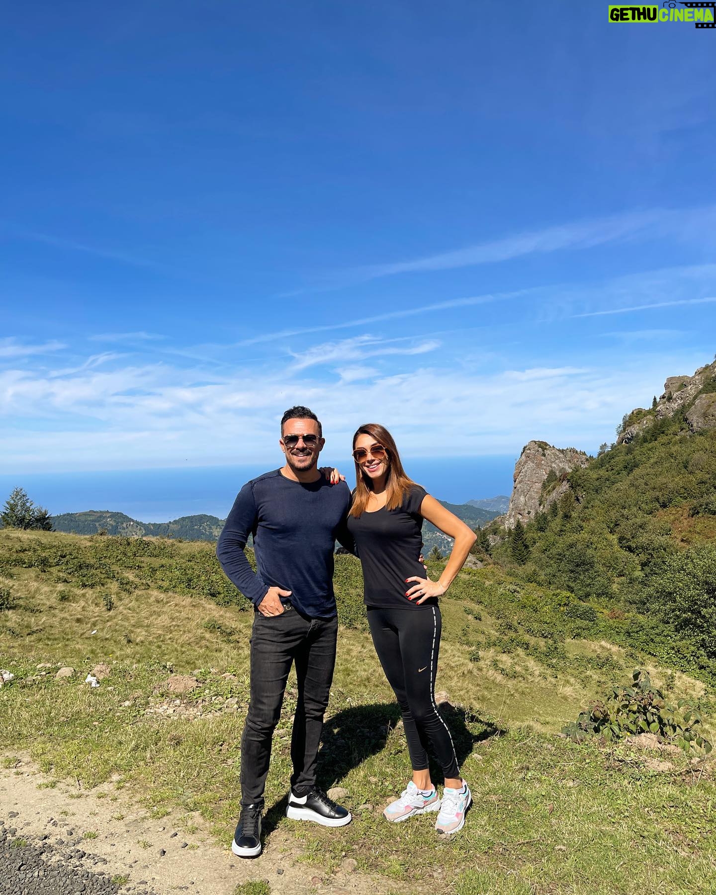 Zuhal Topal Instagram - 1700 metre⛰Zirvede aşk başkadır 🤩🧿 #trabzon #hıdırnebiyaylası