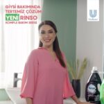 Zuhal Topal Instagram - Rinso’yla size yeni bir haberimiz var. İçinde bulunmaktan keyif aldığım yeni Rinso Komple Bakım Serisi reklam filmi yayında! Yenilenen Rinso Komple Bakım Serisi’nin en yeni üyesi Argan Özü ile tanışın! 💜 Rinso Argan Özü tüm renkli giysilerinizin ihtiyaçları için özel olarak geliştirilen formülüyle giysilerinize yıpranma karşıtı bakım yaparak hem renkli hem siyah giysilerinizin parlak renklerini ilk günkü gibi koruyor. 💫 Rinso Komple Bakım Serisi ile her yıkamanız giysi bakım rutinine dönüşsün ve giysilerinizin renkleri de sizin gibi ışıldasın! ✨#GiysiBakımındaTertemizÇözümRinso #işbirliği