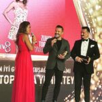 Zuhal Topal Instagram - Yılın En İyi Yemek ve Yarışma Programı ödülünden sonra; Yılın En İyi Gündüz Kuşağı Programı olarak Zuhal Topal ‘la Yemekteyiz’i seçen,bu ödüllere bizi layık gören herkese; siz kıymetli seyircilerimize,tüm ekibime,yapımcımız @korhansayginer’e❤️tüm @tv8 ailesine teşekkür ederim 🙏 @dualmedya @yemekteyiz