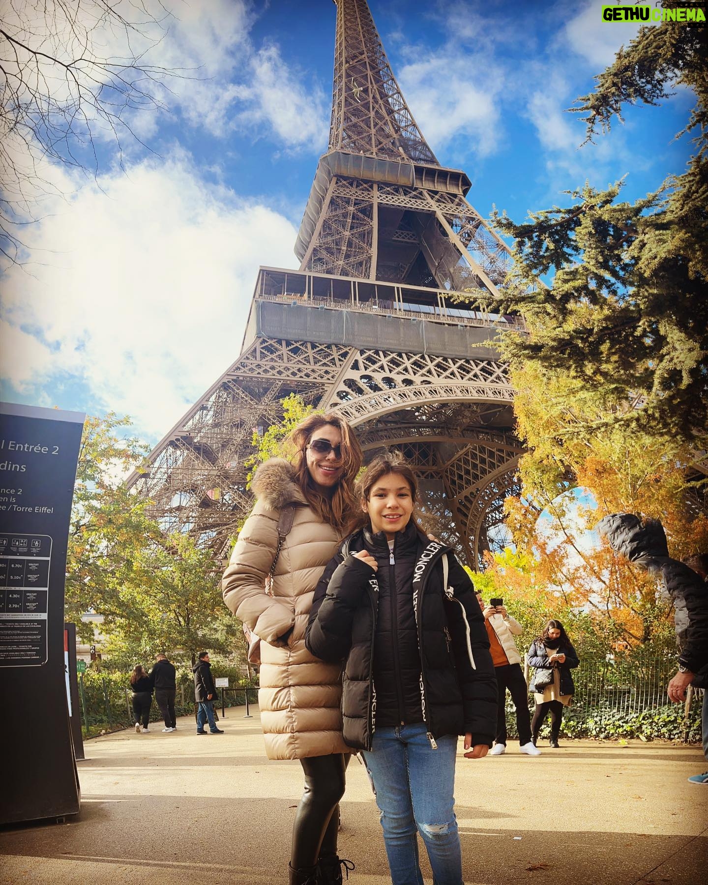 Zuhal Topal Instagram - Eiffel güzelleri🗼🧿 #paris #france
