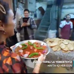 Zuhal Topal Instagram - Bu hafta @yemekteyiz kaçmaz👻Medeniyetler ve lezzet şehri Hatay ‘dan şahane yemekler ,eğlenceli anlar ve eşsiz güzellikler ile ekranlarınıza konuk olacağız😉 #zuhaltopallayemekteyiz @dualmedya @tv8
