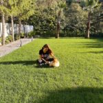 Zuhal Topal Instagram - Hayat yorulmak demek;bazen gülmeyi unutmak bazen de ,gülüşlerimizin içindeki sahici yanları kaybetmek demek.. ama gülmeyi unutursak daha zor gelir dertlerle baş etmek..ben tam da bu yüzden beni güldüren ,mutlu eden şeylerin peşinden giderim,inadına gülerim!.Yüzünüzü güldüren bir hafta olması dileğiyle👍🏻😍