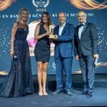 Zuhal Topal Instagram – KKTC Cumhurbaşkanımız Sn.Ersin Tatar’ın elinden aldığım Yılın En Başarılı Gündüz Kuşağı Programı ödülüne beni layık görenlere,sevgili @hayriyevurdu başta olmak üzere emeği geçen herkese çok teşekkür ederim🙏 bu güzel ve özel geceyi başarı ile sunan sevgili @yavuzseckin ve @gizemozdilli ‘yi de tebrik ediyorum 🥰