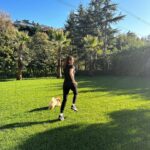 Zuhal Topal Instagram - Hayat yorulmak demek;bazen gülmeyi unutmak bazen de ,gülüşlerimizin içindeki sahici yanları kaybetmek demek.. ama gülmeyi unutursak daha zor gelir dertlerle baş etmek..ben tam da bu yüzden beni güldüren ,mutlu eden şeylerin peşinden giderim,inadına gülerim!.Yüzünüzü güldüren bir hafta olması dileğiyle👍🏻😍
