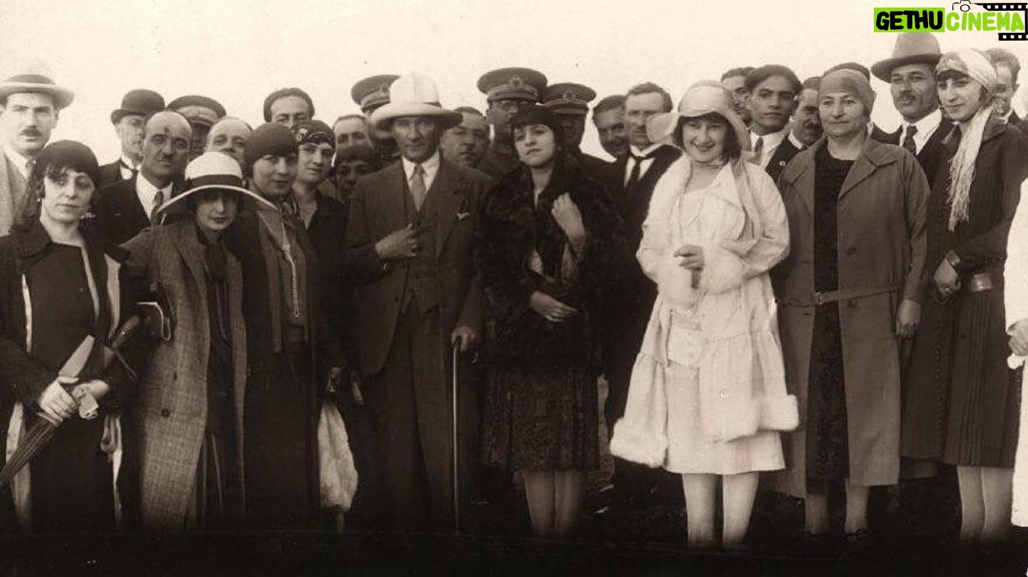 Zuhal Topal Instagram - "Uygar memleketlerin bir çoğunda, kadından esirgenen bu hak, bugün Türk kadınının elindedir ve onu yetki ve başarıyla kullanacaktır." Mustafa Kemal Atatürk 1934'ten beri seçme ve seçilme hakkımızla biz kadınlar senin yolunda yürüyoruz Atam! 🇹🇷#DünyaKadınHaklarıGünü kutlu olsun.