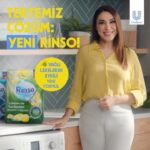 Zuhal Topal Instagram - Yeni Rinso kampanyamızın son filmi de şimdi yayında! 🍋💙🎉 Çamaşırlarınızda derinlemesine temizlik için hep beraber Rinso’ya dönüyoruz! Yağlı lekelerde etkili ve kalıntı bırakmayan yeni formülüyle çamaşırlarınızda tertemiz çözüm, yeni Rinso! #TertemizÇözümRinso #işbirliği