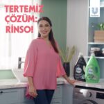 Zuhal Topal Instagram - Yeni Rinso kampanyamızın ikinci filmi yayında! 💚🎉 İlk günkü gibi capcanlı renkler ve siyahlar için ne yapıyoruz? E bana dönüyoruz. Ben de tertemiz çözüm için Rinso’ya dönüyorum! #TertemizÇözümRinso #işbirliği
