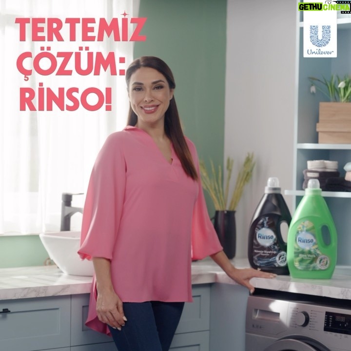 Zuhal Topal Instagram - Yeni Rinso kampanyamızın ikinci filmi yayında! 💚🎉 İlk günkü gibi capcanlı renkler ve siyahlar için ne yapıyoruz? E bana dönüyoruz. Ben de tertemiz çözüm için Rinso’ya dönüyorum! #TertemizÇözümRinso #işbirliği