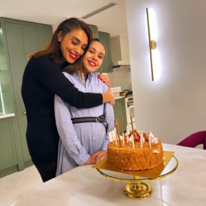 Zuhal Topal Instagram - 10 yıl evvel seni kucağıma ilk aldığım da hayatımın en mutlu anını yaşadım🥹Yıllar hızla geçerken,sen büyüyorsun,kalbimde ki sevgin de büyüyor❤️Her geçen yaşında senin gibi bir evlat sahibi olduğum için şükrediyorum 🙏Güzel kızım;hayallerinin peşinden gideceğine,güçlü,kararlı ve başarılı bir insan olacağına inancım tam😉Allahım karşına hep senin kadar merhametli, temiz yürekli ve iyi kalpli insanlar çıkarsın 🙏Sağlıklı ve mutlu bir insan olman tek temennim 🥰Seni çok seviyorum canım kızım iyi ki benim kızımsın iyi ki doğdun🧿Doğum günün kutlu olsun Linam🎂💋
