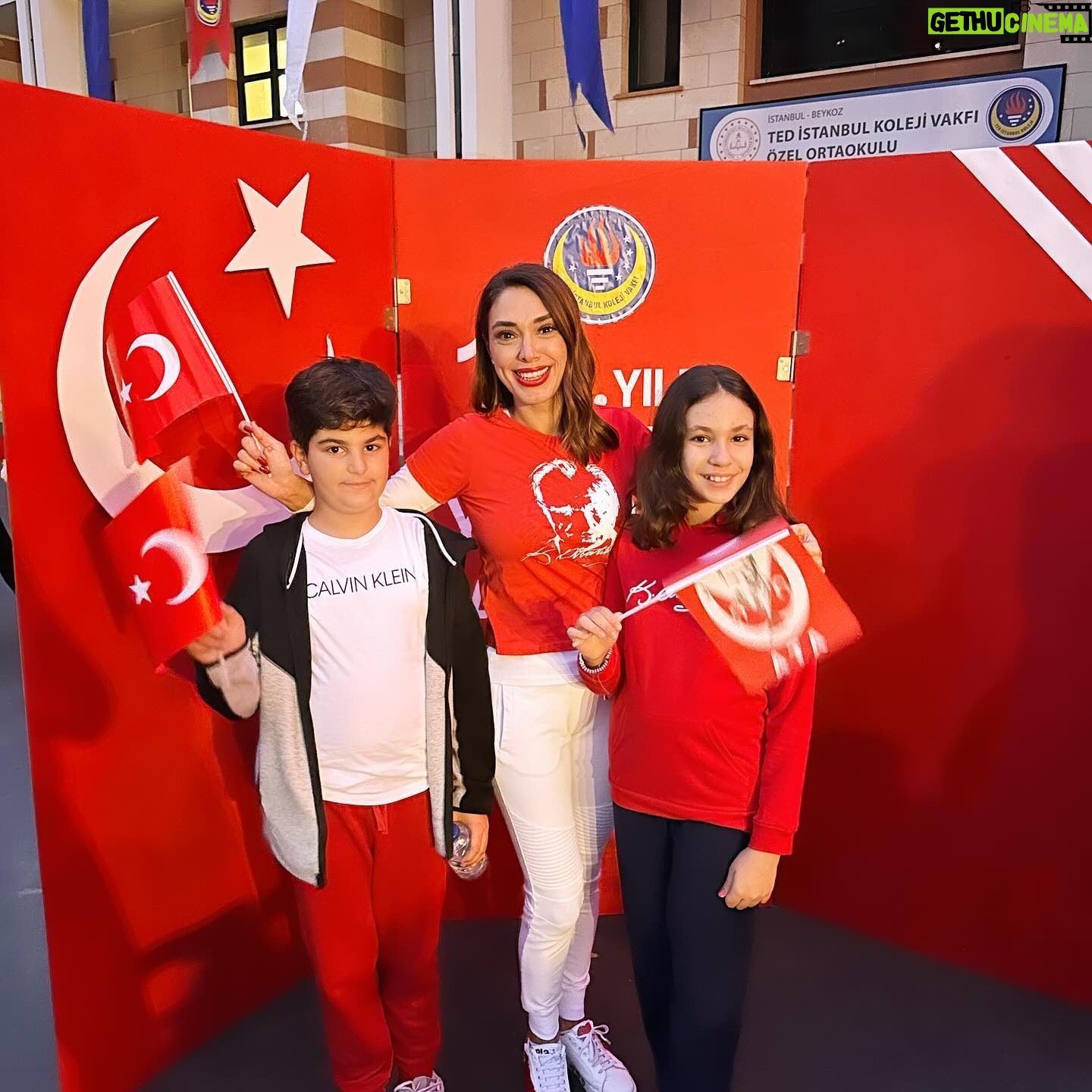 Zuhal Topal Instagram - 🇹🇷🇹🇷🇹🇷#cumhuriyet100yaşında #mustafakemalatatürk