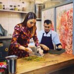 Zuhal Topal Instagram – Hatay’dan selamlar sevgiler😉 #zuhaltopallayemekteyiz #tepsikebabı #haytalı #kömbe #biberliekmek #hatay @yemekteyiz @dualmedya @korhansayginer @tv8