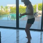Zuhal Topal Instagram – Bu aralar en eğlendiğim oyun 👻Linacım habersiz çekmiş 🙈 #metaquest2 #beatsaber