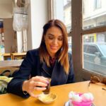 Zuhal Topal Instagram – Hatay’dan selamlar sevgiler😉 #zuhaltopallayemekteyiz #tepsikebabı #haytalı #kömbe #biberliekmek #hatay @yemekteyiz @dualmedya @korhansayginer @tv8