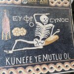 Zuhal Topal Instagram – Hatay’dan selamlar sevgiler😉 #zuhaltopallayemekteyiz #tepsikebabı #haytalı #kömbe #biberliekmek #hatay @yemekteyiz @dualmedya @korhansayginer @tv8