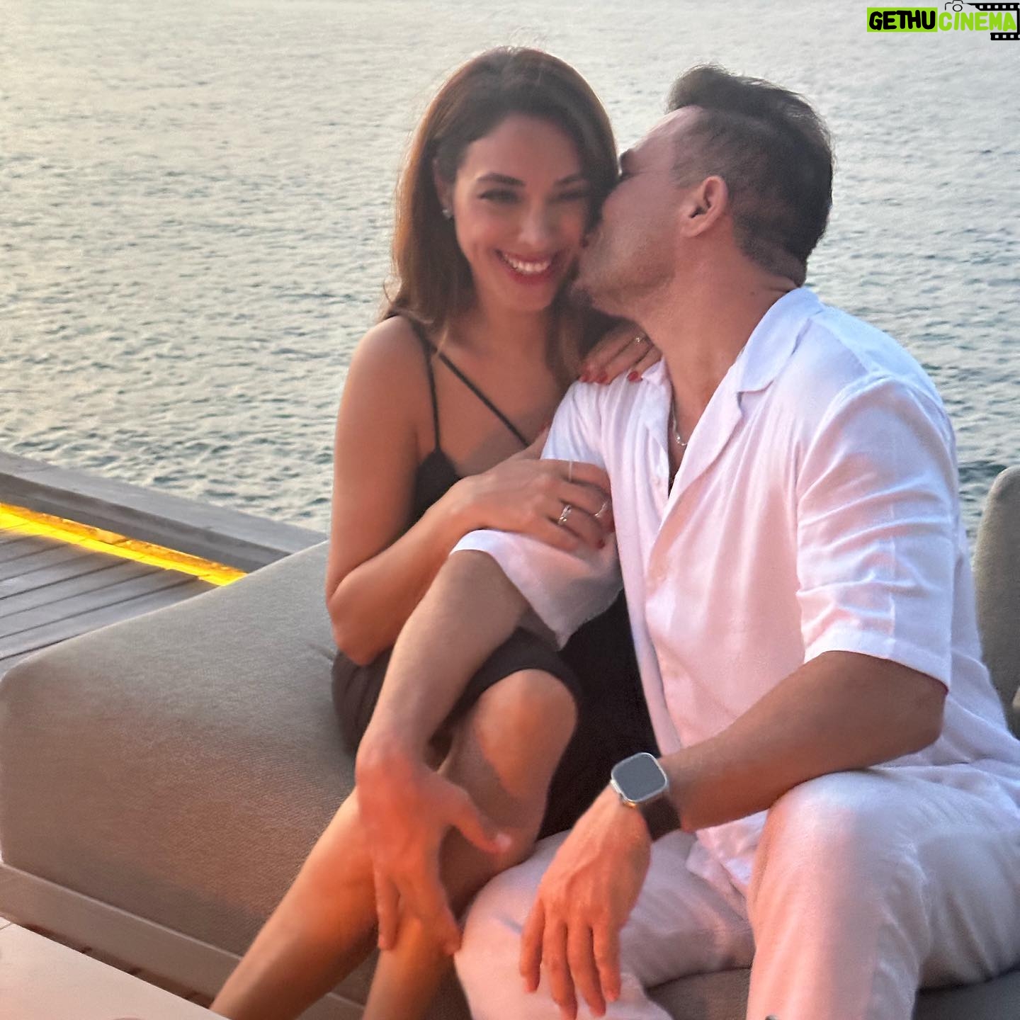 Zuhal Topal Instagram - Evliliğimizin 15.Yılı kutlu olsun🙏🧿 vallahi ikimize de tebrikler eşkım 😂❤️ Seninle yaşlanmak istiyorum ve seni çok seviyorum 💕
