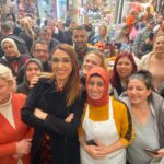 Zuhal Topal Instagram – Hatay’dan selamlar sevgiler😉 #zuhaltopallayemekteyiz #tepsikebabı #haytalı #kömbe #biberliekmek #hatay @yemekteyiz @dualmedya @korhansayginer @tv8