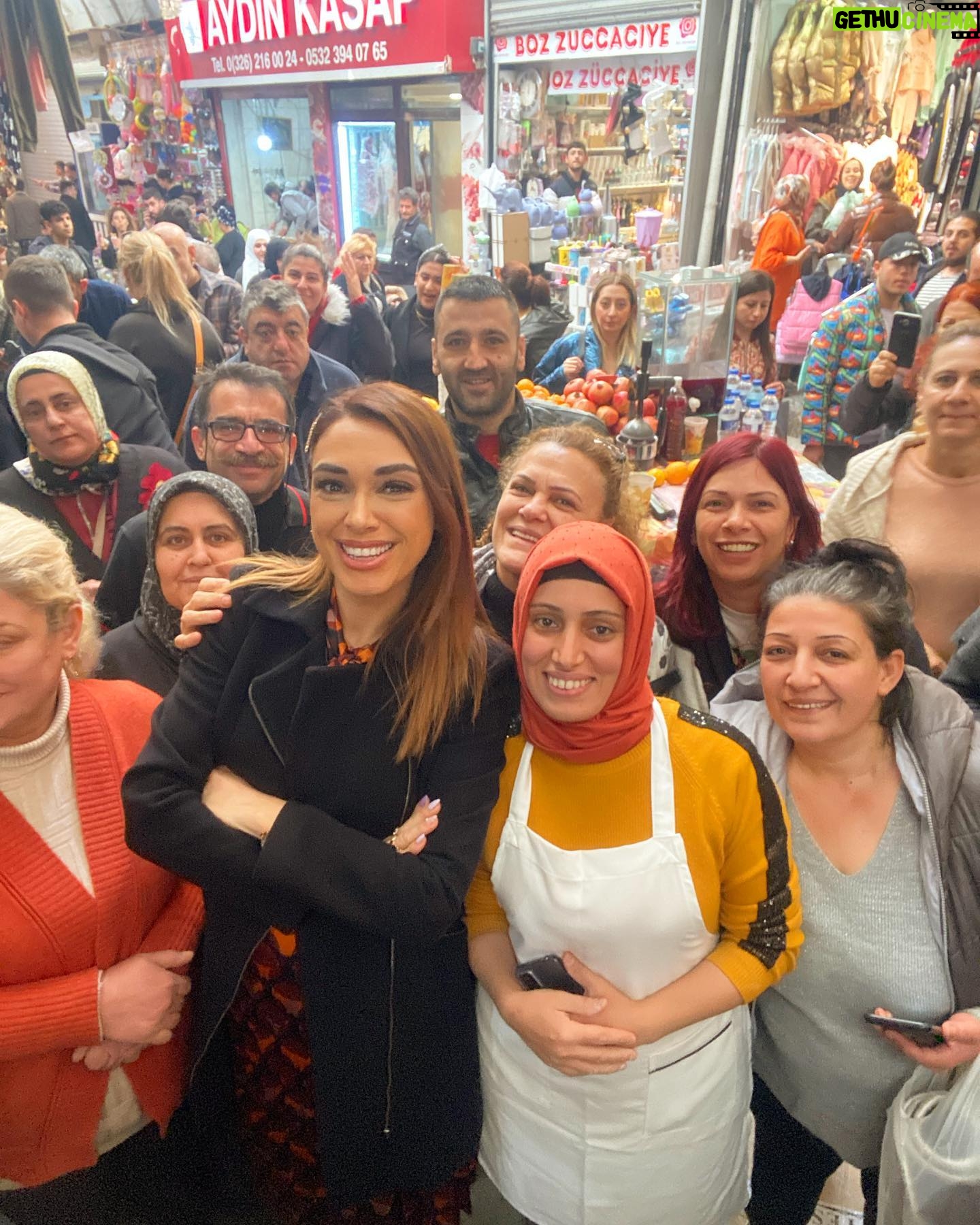 Zuhal Topal Instagram - Hatay’dan selamlar sevgiler😉 #zuhaltopallayemekteyiz #tepsikebabı #haytalı #kömbe #biberliekmek #hatay @yemekteyiz @dualmedya @korhansayginer @tv8