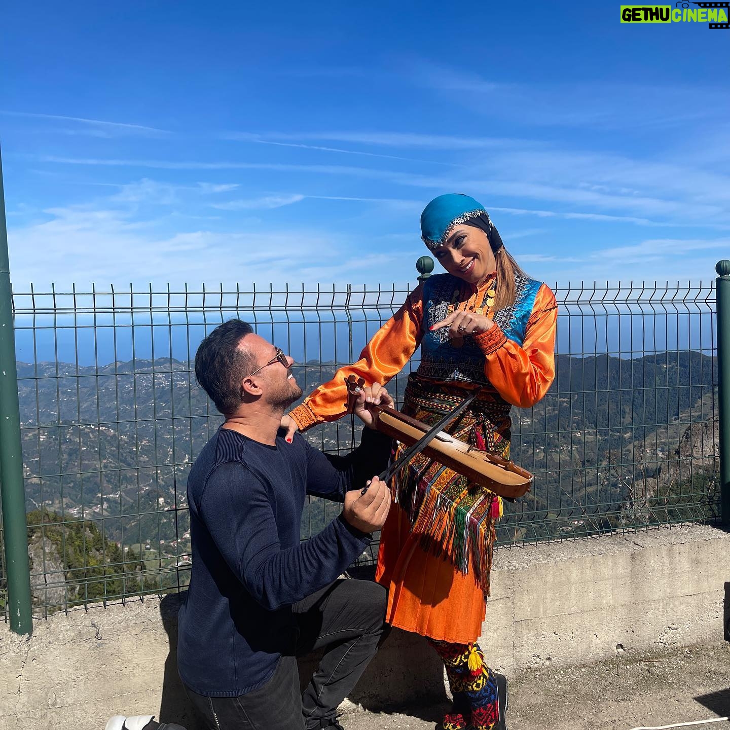 Zuhal Topal Instagram - Evliliğimizin 15.Yılı kutlu olsun🙏🧿 vallahi ikimize de tebrikler eşkım 😂❤️ Seninle yaşlanmak istiyorum ve seni çok seviyorum 💕