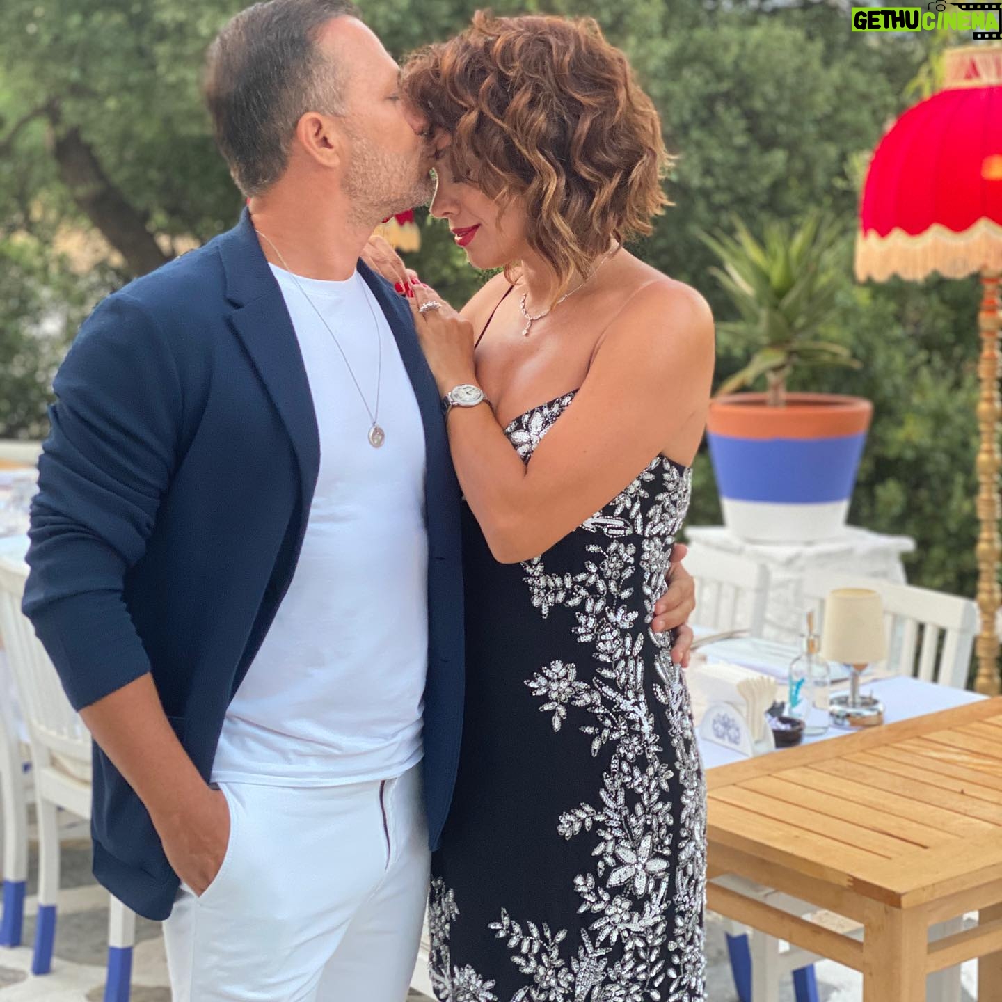 Zuhal Topal Instagram - Evliliğimizin 15.Yılı kutlu olsun🙏🧿 vallahi ikimize de tebrikler eşkım 😂❤️ Seninle yaşlanmak istiyorum ve seni çok seviyorum 💕