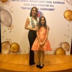 Zuhal Topal Instagram - Ve canım kızım ilkokulu bitirdi🧿👏🏻 Mutluluk,gurur ve hüzün karışımı bir duygu seli içerisindeyiz🥹 üniversite mezuniyetini görürüz inşallah seni çok seviyorum,seninle gurur duyuyorum güzel kızım 🙏🧿❤️ #maşallah