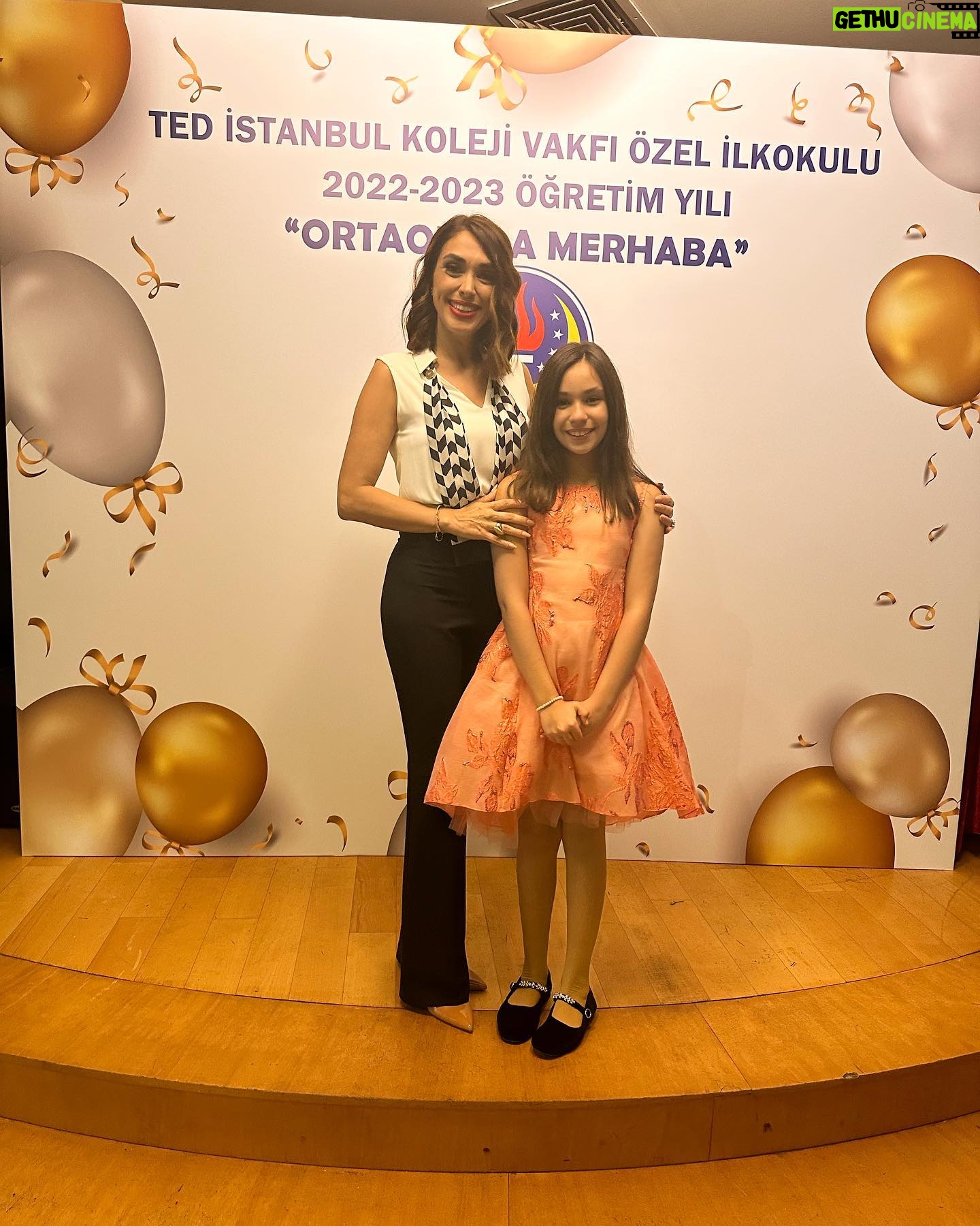 Zuhal Topal Instagram - Ve canım kızım ilkokulu bitirdi🧿👏🏻 Mutluluk,gurur ve hüzün karışımı bir duygu seli içerisindeyiz🥹 üniversite mezuniyetini görürüz inşallah seni çok seviyorum,seninle gurur duyuyorum güzel kızım 🙏🧿❤️ #maşallah