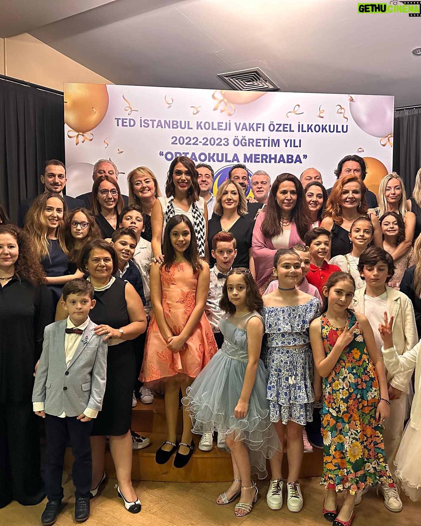 Zuhal Topal Instagram - Ve canım kızım ilkokulu bitirdi🧿👏🏻 Mutluluk,gurur ve hüzün karışımı bir duygu seli içerisindeyiz🥹 üniversite mezuniyetini görürüz inşallah seni çok seviyorum,seninle gurur duyuyorum güzel kızım 🙏🧿❤️ #maşallah