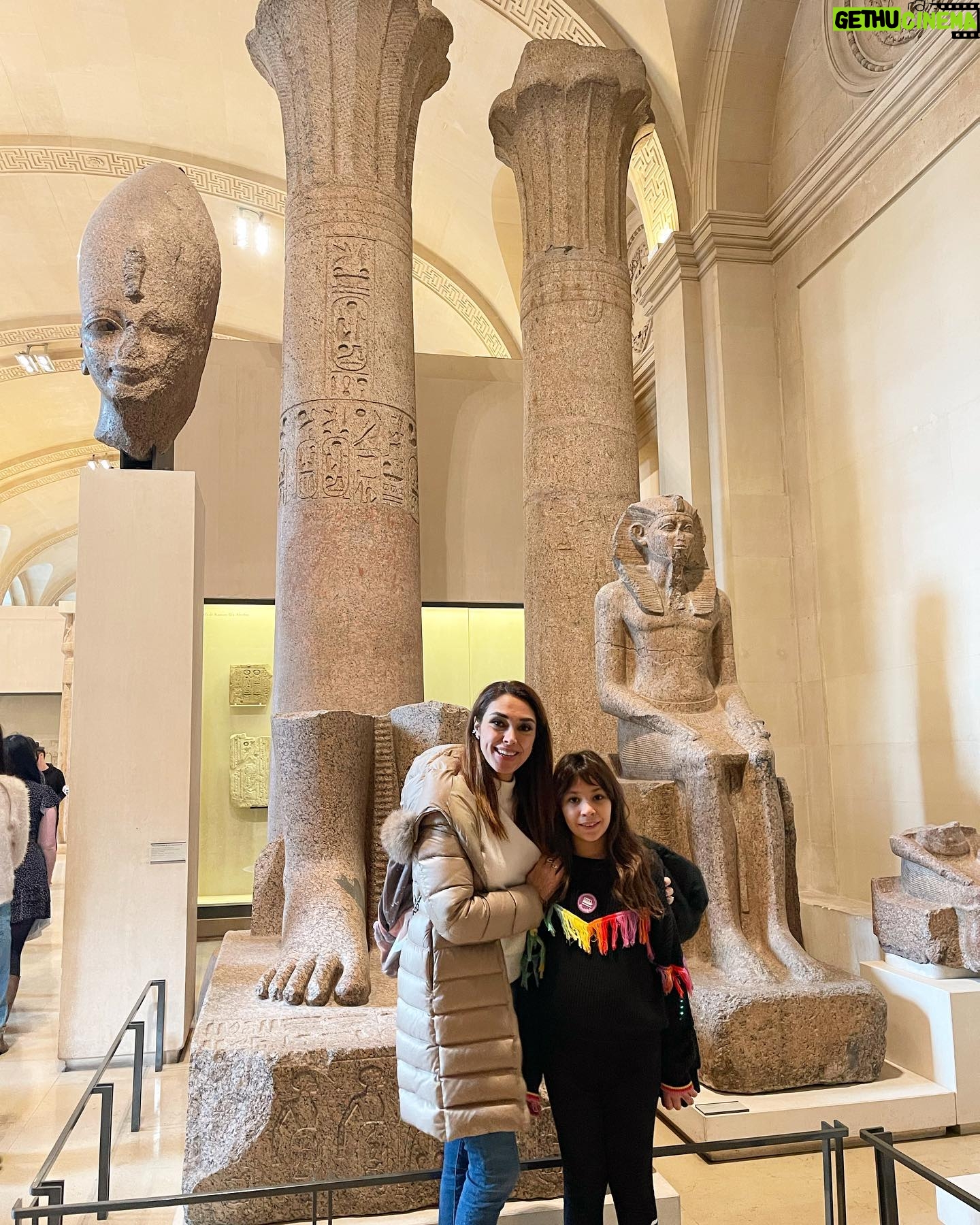 Zuhal Topal Instagram - Biraz da sanat 🖼 Louvre Müzesi günü🧿🥰