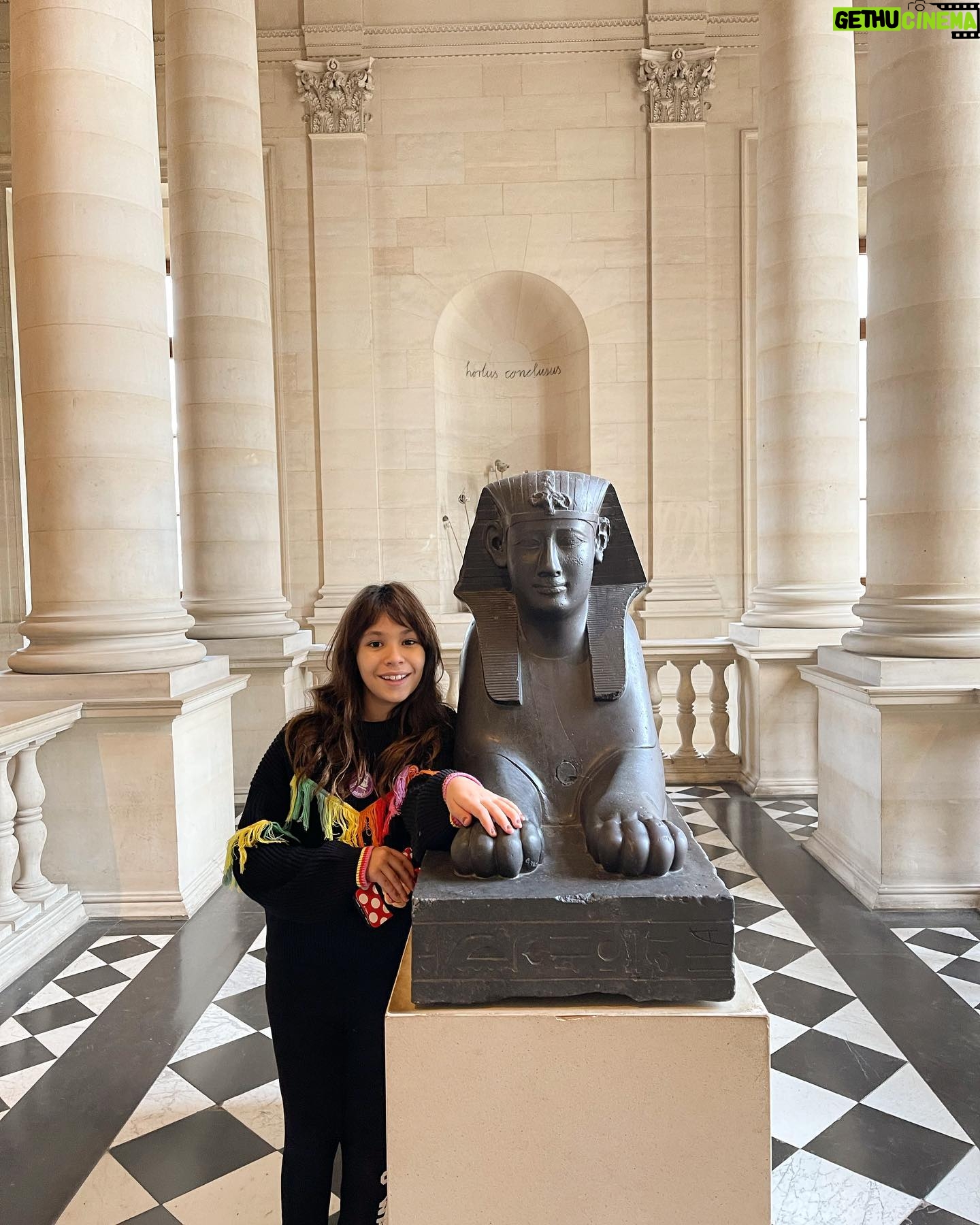 Zuhal Topal Instagram - Biraz da sanat 🖼 Louvre Müzesi günü🧿🥰