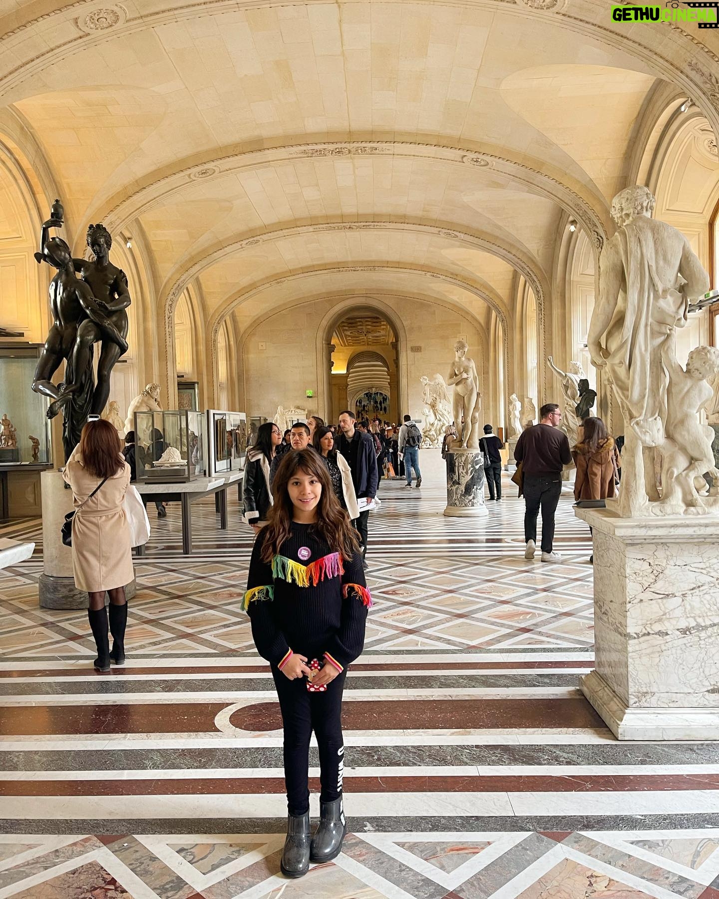 Zuhal Topal Instagram - Biraz da sanat 🖼 Louvre Müzesi günü🧿🥰
