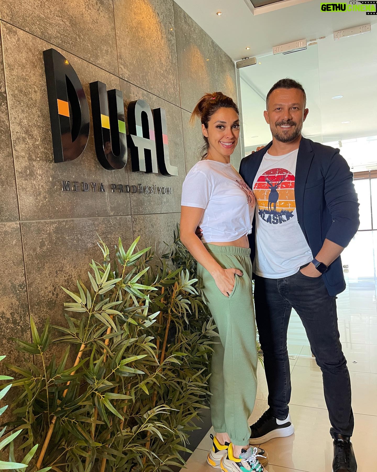 Zuhal Topal Instagram - Ofis ziyareti🥰🧿 @dualmedya