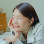 xooos Instagram – #DiscovertheJoy
쉼을 즐기고, 여느 때처럼 노래를 만들고, 작업실로 향하는 수스(@xooos_)의 모든 발끝에 디스커버리 익스페디션(@discoveryexpedition_kr) 조거맥스가 함께했습니다. 하루의 시작과 끝에 함께한 조거맥스는 페미닌한 실루엣이 돋보이는데요. 러닝화답게 가볍고 안정적임은 물론 볼드한 아웃솔이 포인트. 무엇보다 아웃도어와 일상에서 두루 활용할 수 있어 더욱 실용적입니다. 조거맥스와 함께한 수스의 무대 밖 일상. 같이 따라가볼까요?💙 🎥 아이즈매거진