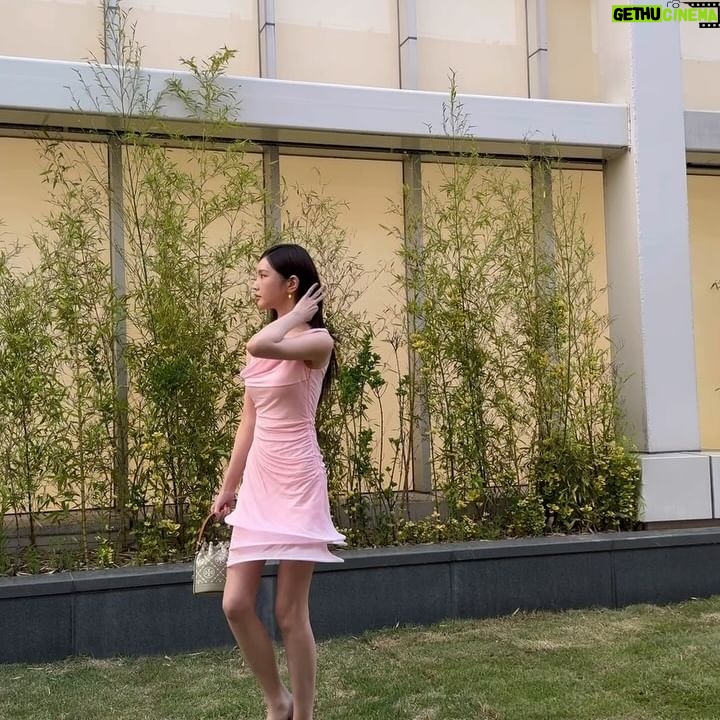 xooos Instagram - #광고 선셋과 함께 즐긴 토리버치 24SS 런웨이 프레젠테이션과 빛나던 티 모노그램🌟 #TORYBURCH