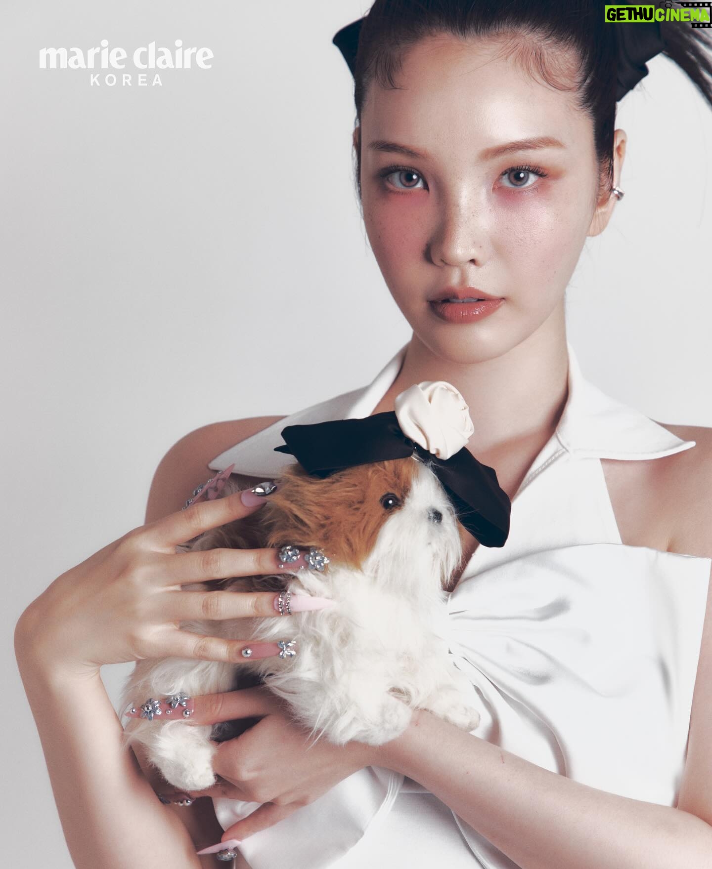 xooos Instagram - 마리끌레르 코리아와 함께한 화보🌝💗 Fashion Editor 장효선(@9erri_ ) Photographer 이춘경(@leeejunkyoung ) Styling 김다현(@_kimdahyun ) Hair ⅖2%(@kyung.min.jung ) Makeup 안세(@anseyeongg ) Nail 7ô7(@youseunghwi ) Assistant 김지수 임주원 XOOOS‘s Fashion editorial with Marie Claire Korea Digital November issue.