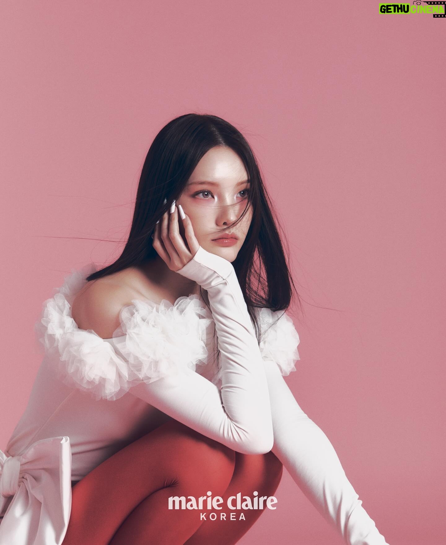 xooos Instagram - 마리끌레르 코리아와 함께한 화보🌝💗 Fashion Editor 장효선(@9erri_ ) Photographer 이춘경(@leeejunkyoung ) Styling 김다현(@_kimdahyun ) Hair ⅖2%(@kyung.min.jung ) Makeup 안세(@anseyeongg ) Nail 7ô7(@youseunghwi ) Assistant 김지수 임주원 XOOOS‘s Fashion editorial with Marie Claire Korea Digital November issue.