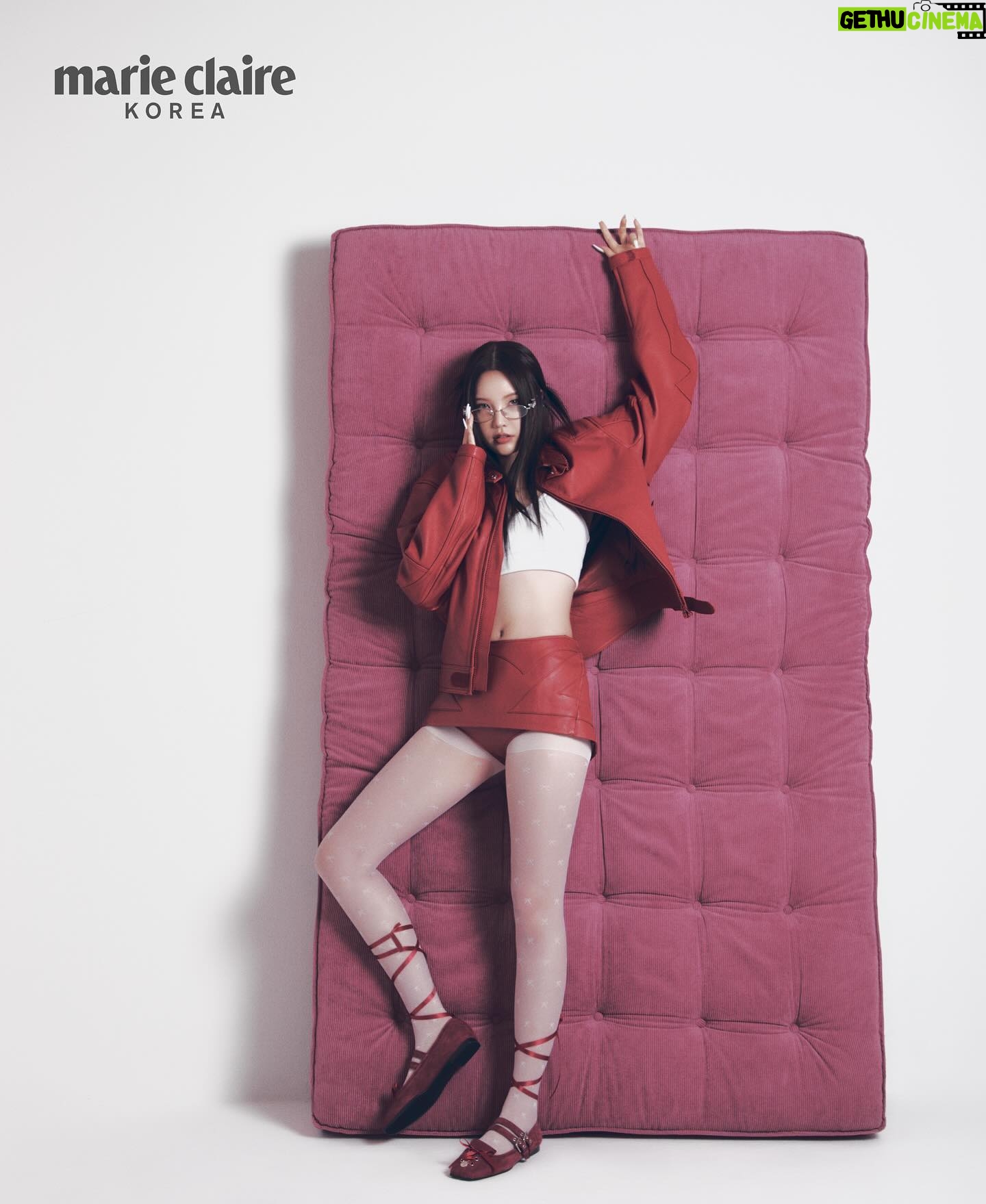 xooos Instagram - 마리끌레르 코리아와 함께한 화보🌝💗 Fashion Editor 장효선(@9erri_ ) Photographer 이춘경(@leeejunkyoung ) Styling 김다현(@_kimdahyun ) Hair ⅖2%(@kyung.min.jung ) Makeup 안세(@anseyeongg ) Nail 7ô7(@youseunghwi ) Assistant 김지수 임주원 XOOOS‘s Fashion editorial with Marie Claire Korea Digital November issue.