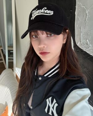 xooos Instagram - 핏이 예쁜 바시티 자켓🧸

#광고 #mlbkorea #mlbcrew #mlb바시티자켓 #mlb모자