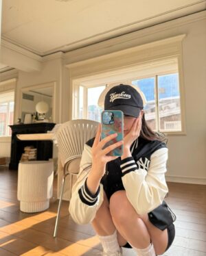 xooos Instagram - 핏이 예쁜 바시티 자켓🧸

#광고 #mlbkorea #mlbcrew #mlb바시티자켓 #mlb모자