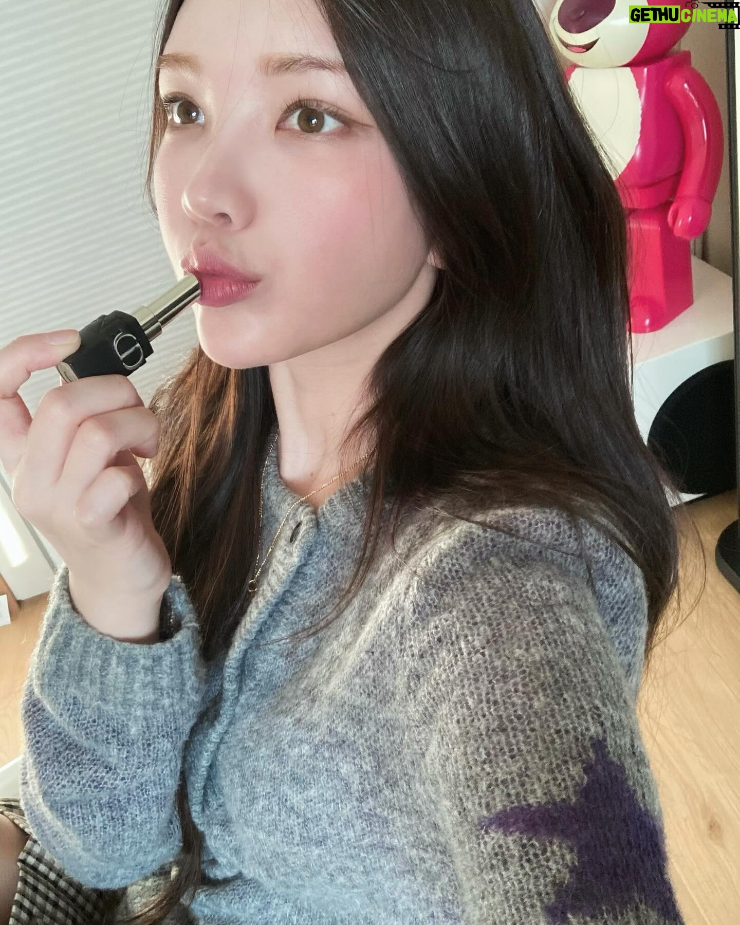 xooos Instagram - 요즘 너무너무 잘 쓰고 있는 #diorbeauty #rougediorforever #AD