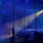 9m88 Instagram - 「食咗飯未呀？見到我就飽啦」🎵🖤✨ 多謝香港！！！WHAT A NIGHT! Thanks for the unforgettable sold out show🔥 大家最喜歡演唱會上的哪首歌？ 從後台走上舞台時差點哭了，下次很快見🫶🏼 Photo by @heiwawong