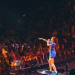 9m88 Instagram - 「食咗飯未呀？見到我就飽啦」🎵🖤✨ 多謝香港！！！WHAT A NIGHT! Thanks for the unforgettable sold out show🔥 大家最喜歡演唱會上的哪首歌？ 從後台走上舞台時差點哭了，下次很快見🫶🏼 Photo by @heiwawong